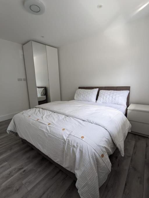 Beautiful 3 Bedroom House In London -Ensuite Bed Room Twickenham Exterior photo
