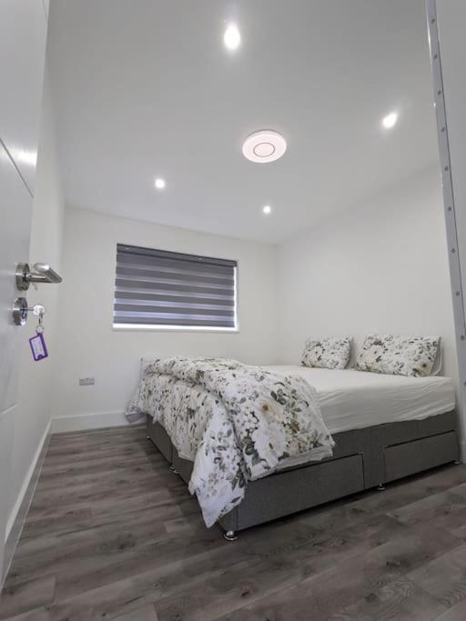 Beautiful 3 Bedroom House In London -Ensuite Bed Room Twickenham Exterior photo