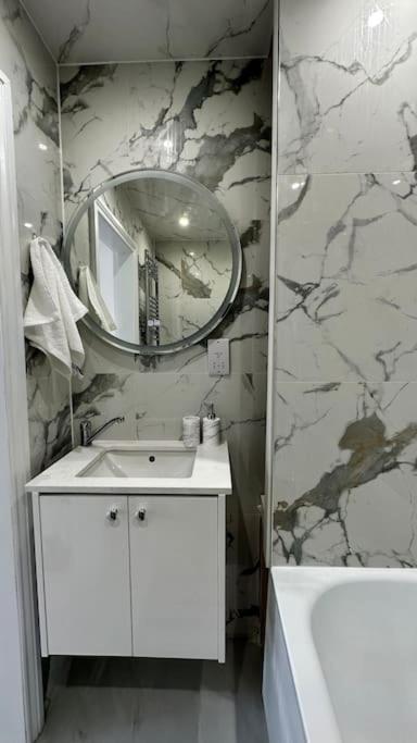 Beautiful 3 Bedroom House In London -Ensuite Bed Room Twickenham Exterior photo