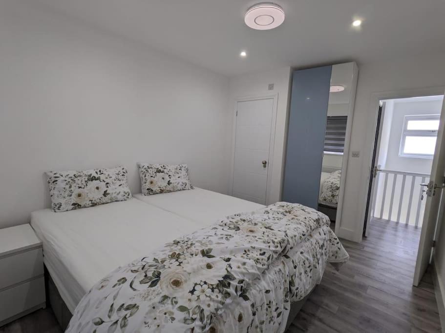 Beautiful 3 Bedroom House In London -Ensuite Bed Room Twickenham Exterior photo