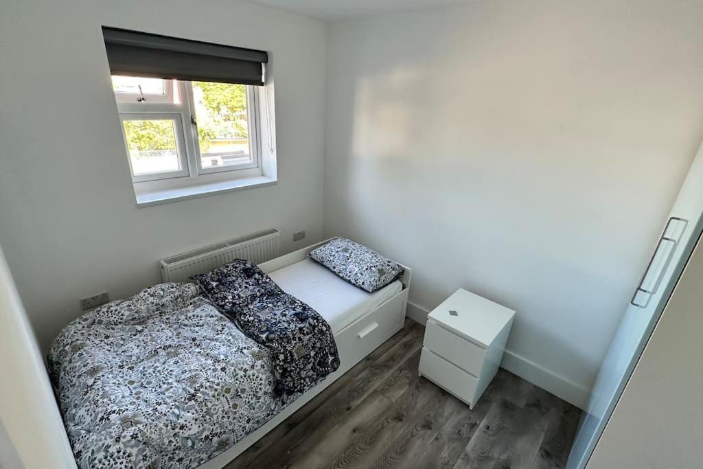 Beautiful 3 Bedroom House In London -Ensuite Bed Room Twickenham Exterior photo