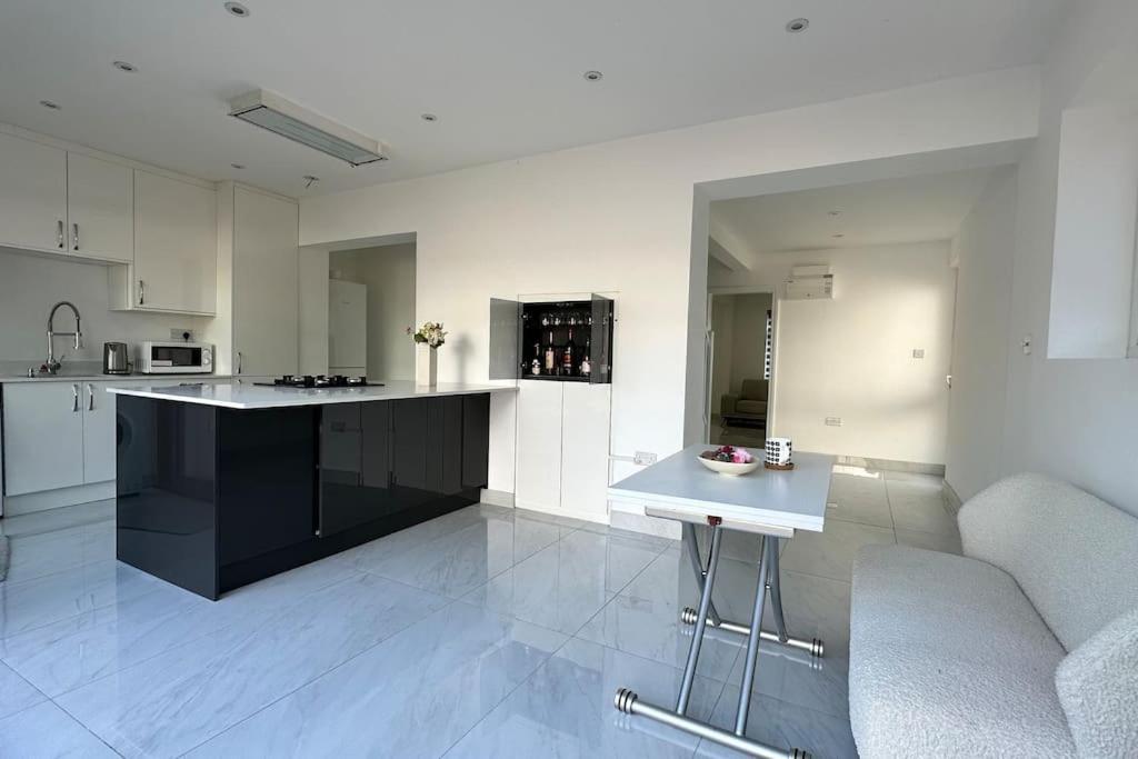 Beautiful 3 Bedroom House In London -Ensuite Bed Room Twickenham Exterior photo