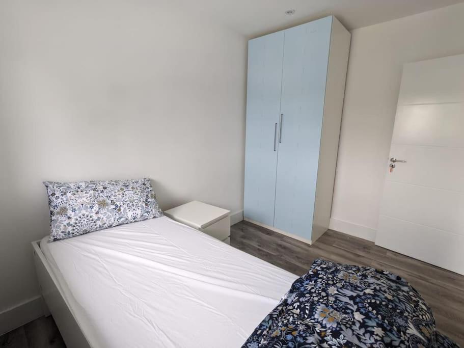 Beautiful 3 Bedroom House In London -Ensuite Bed Room Twickenham Exterior photo