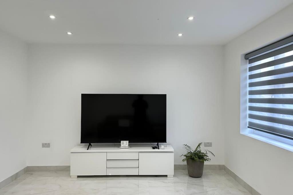 Beautiful 3 Bedroom House In London -Ensuite Bed Room Twickenham Exterior photo